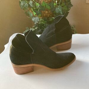 Steve Madden Black Suede Booties Size 7M Flaw